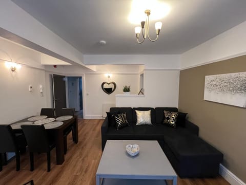 Large Family-Friendly 2BD Glastonbury Retreat, Sleeps 5 Apartment in Glastonbury