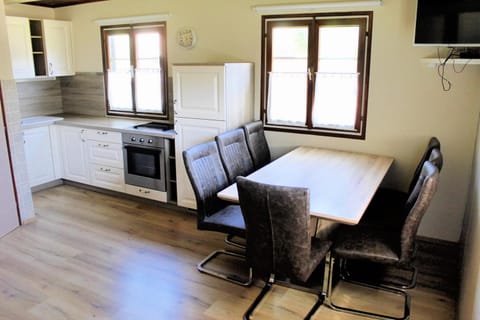 Property building, Kitchen or kitchenette, Dining area, Swimming pool, Breakfast, Dinner