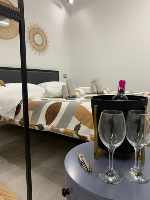 Bed, Bedroom, Drinks, Alcoholic drinks