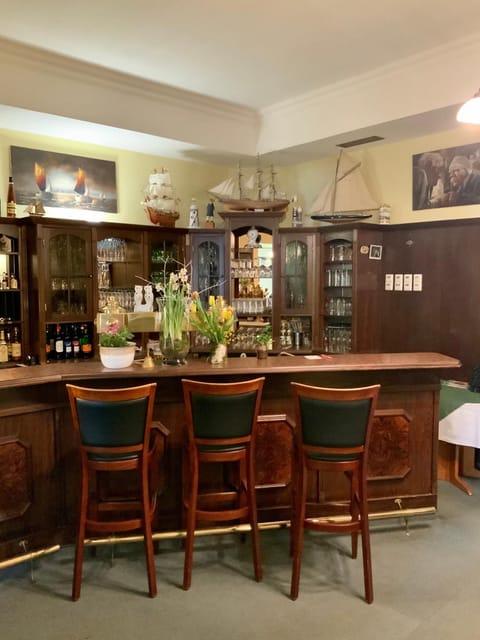 Restaurant/places to eat, Lounge or bar