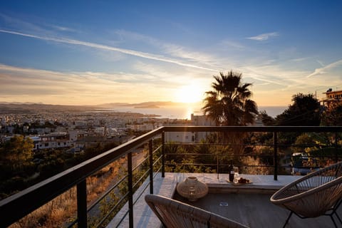 Patio, Natural landscape, View (from property/room), Balcony/Terrace, Decorative detail, City view, Mountain view, Sea view, Drinks, Sunset