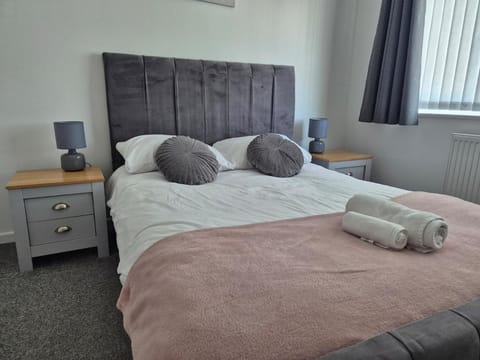 Bed, TV and multimedia, Bedroom, towels
