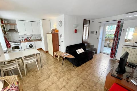 Framura, Ampio appartamento con terrazzo vista mare Apartment in Framura