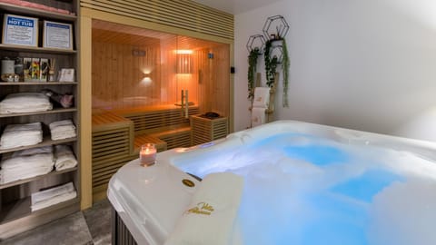 Hot Tub, Massage, Spa and wellness centre/facilities