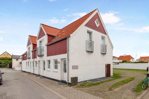 Property building, Facade/entrance, Location, Parking