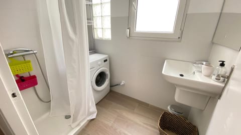 Shower, towels, washing machine