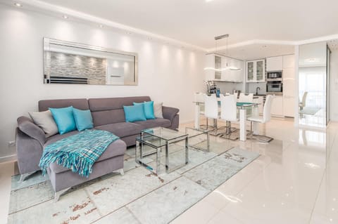 Kitchen or kitchenette, Living room, Seating area, Dining area, stove