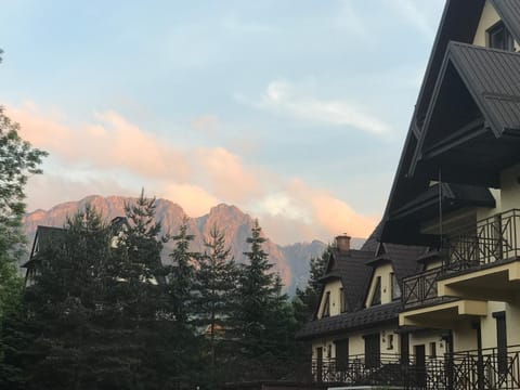 Facade/entrance, Mountain view