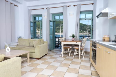 Kitchen or kitchenette, Living room, Seating area, Dining area