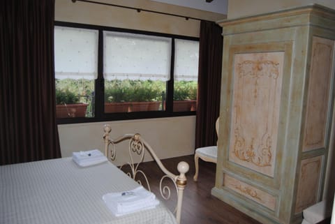 Day, Decorative detail