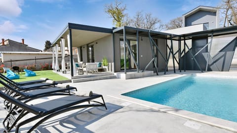 Swimming pool, air conditioner