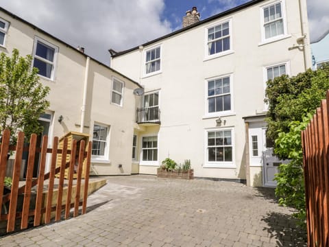 Laurel House House in England