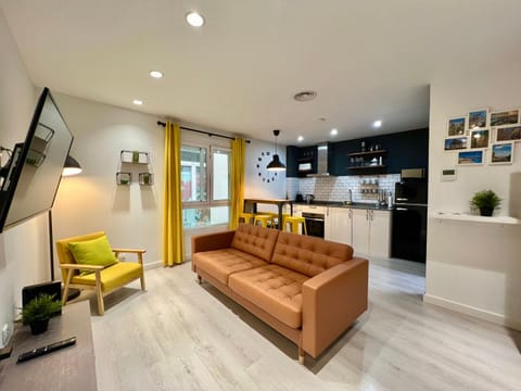 TV and multimedia, Kitchen or kitchenette, Living room, Seating area, Dining area, oven