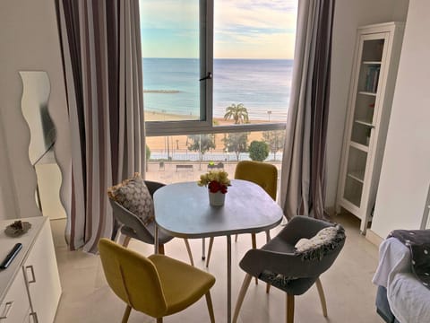 Communal lounge/ TV room, Natural landscape, TV and multimedia, View (from property/room), Living room, Seating area, Dining area, Beach, Sea view, fireplace, hair dresser, air conditioner