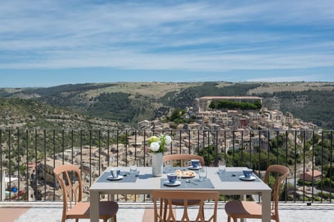Balcony/Terrace, Dining area, City view, Landmark view, Mountain view
