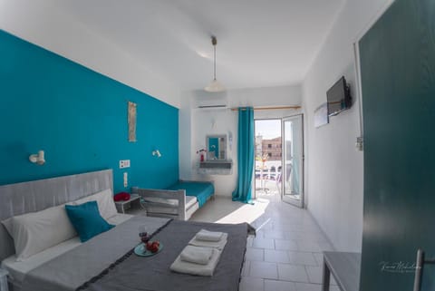 Bed, TV and multimedia, Photo of the whole room, Seating area, Bedroom