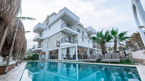 Property building, Day, Pool view, Swimming pool