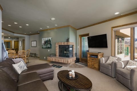 Eolus 721 House in Purgatory