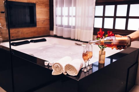Hot Tub, Bathroom