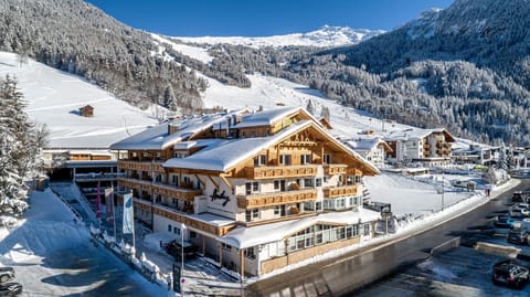 Property building, Nearby landmark, Neighbourhood, Natural landscape, Winter, Mountain view