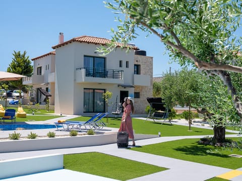 Property building, Garden, Swimming pool