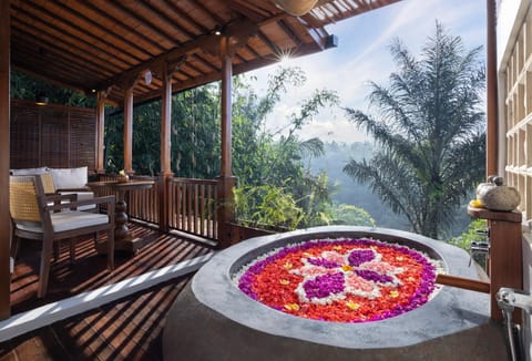 View (from property/room), Balcony/Terrace, Bath