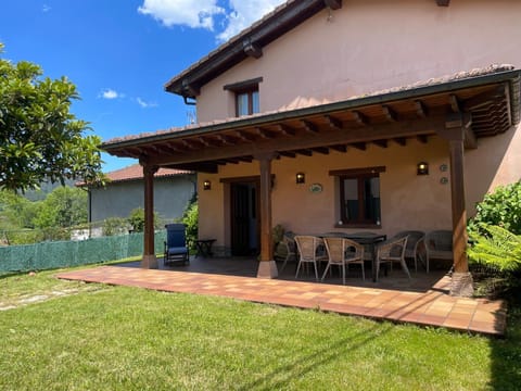Property building, Patio, Spring, Day, Garden, View (from property/room), Balcony/Terrace, Pets, Garden view