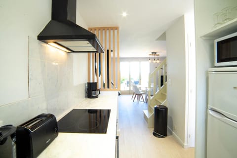 Kitchen or kitchenette, Living room, Seating area, Dining area