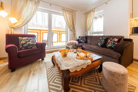 TV and multimedia, Living room, Food and drinks, Seating area, Dining area, Food