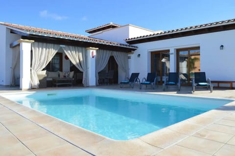 Day, Swimming pool, sunbed