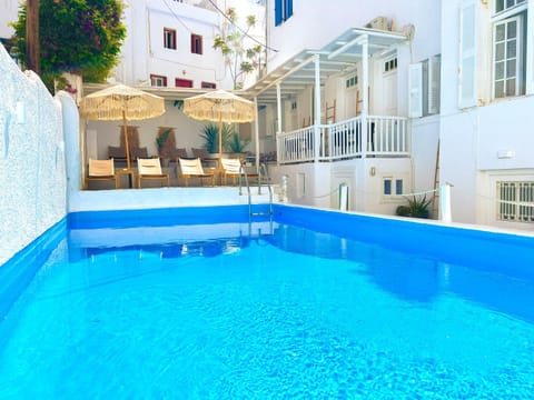 Property building, Day, Pool view, Swimming pool, Swimming pool, sunbed