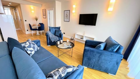 Communal lounge/ TV room, TV and multimedia, Living room, Seating area, Dining area, Evening entertainment