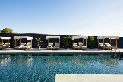 Swimming pool, sunbed