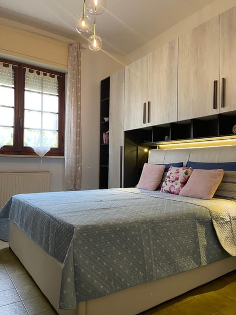 Property building, Bed, Photo of the whole room, Bedroom, Garden view, vending machine, wardrobe