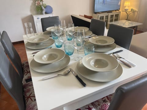 Food and drinks, Dining area, Food