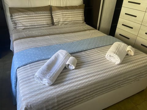 Bed, Balcony/Terrace, Balcony/Terrace, Photo of the whole room, Bedroom, towels, air conditioner, air conditioner