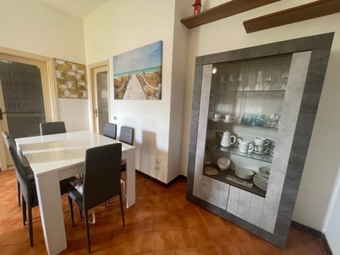 Seating area, Dining area