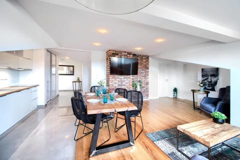 TV and multimedia, Kitchen or kitchenette, Living room, Seating area