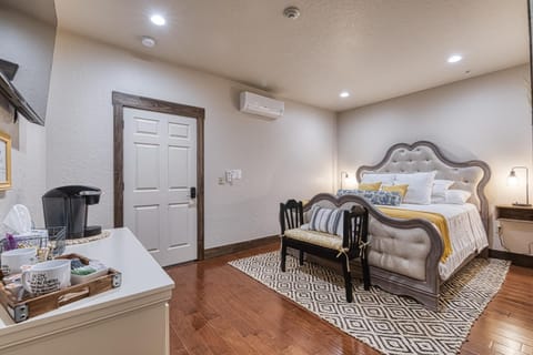 Bed, Coffee/tea facilities, Photo of the whole room, Bedroom