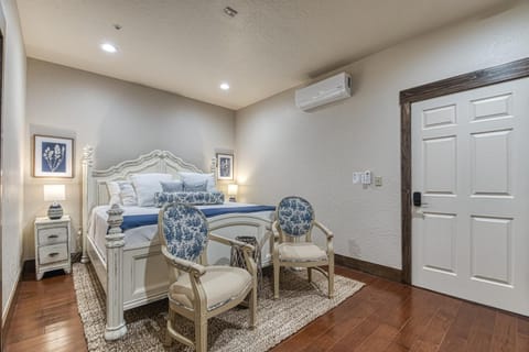 TV and multimedia, Coffee/tea facilities, Photo of the whole room, Seating area