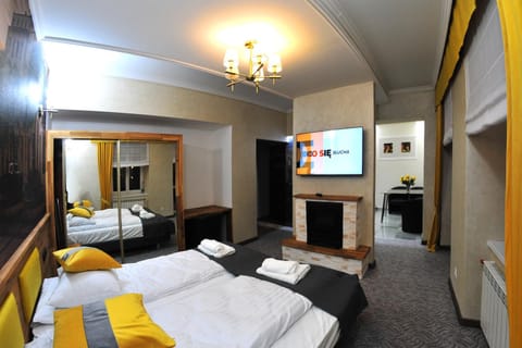 Bed, TV and multimedia, Photo of the whole room, Bedroom, towels, wardrobe
