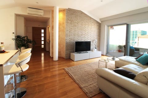 Communal lounge/ TV room, TV and multimedia, Living room, Seating area, Evening entertainment, air conditioner