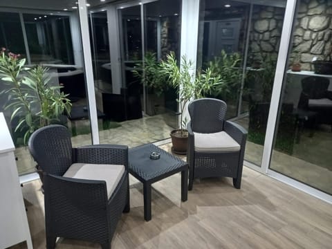 Night, Hot Tub, Balcony/Terrace, Seating area