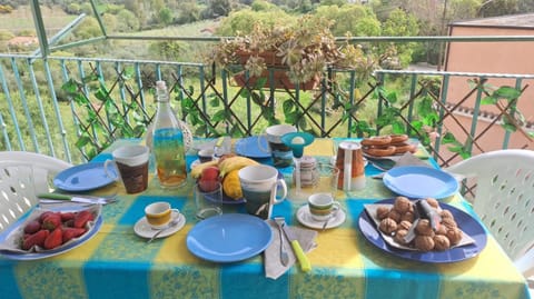 Balcony/Terrace, Food and drinks, Dining area, Breakfast, Lunch, Dinner