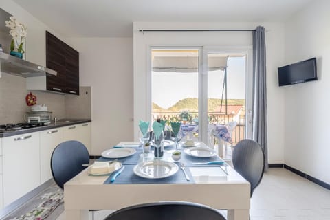 Property building, TV and multimedia, Kitchen or kitchenette, Living room, Photo of the whole room, Seating area, Dining area, pet friendly