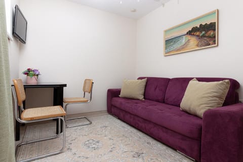 Bed, Seating area