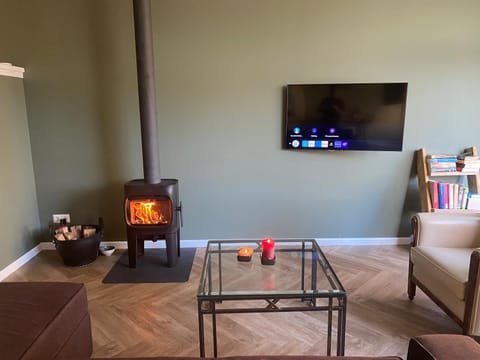 Communal lounge/ TV room, TV and multimedia, Living room, Seating area, Evening entertainment, flat iron