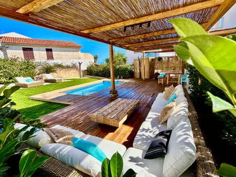 Property building, Patio, Spring, Day, Natural landscape, Garden, Living room, Garden view, Pool view, Swimming pool, sunbed