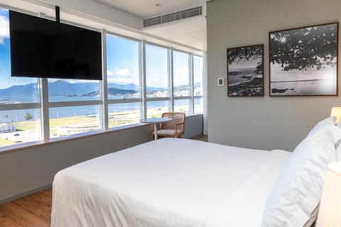 Communal lounge/ TV room, Bed, Natural landscape, TV and multimedia, Photo of the whole room, Bedroom, Mountain view