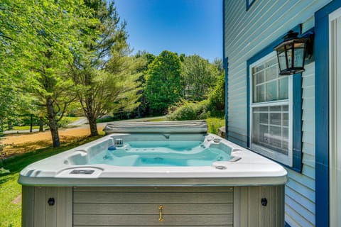 Chic Dover Home with Hot Tub 1 Mi to Golf! House in West Dover